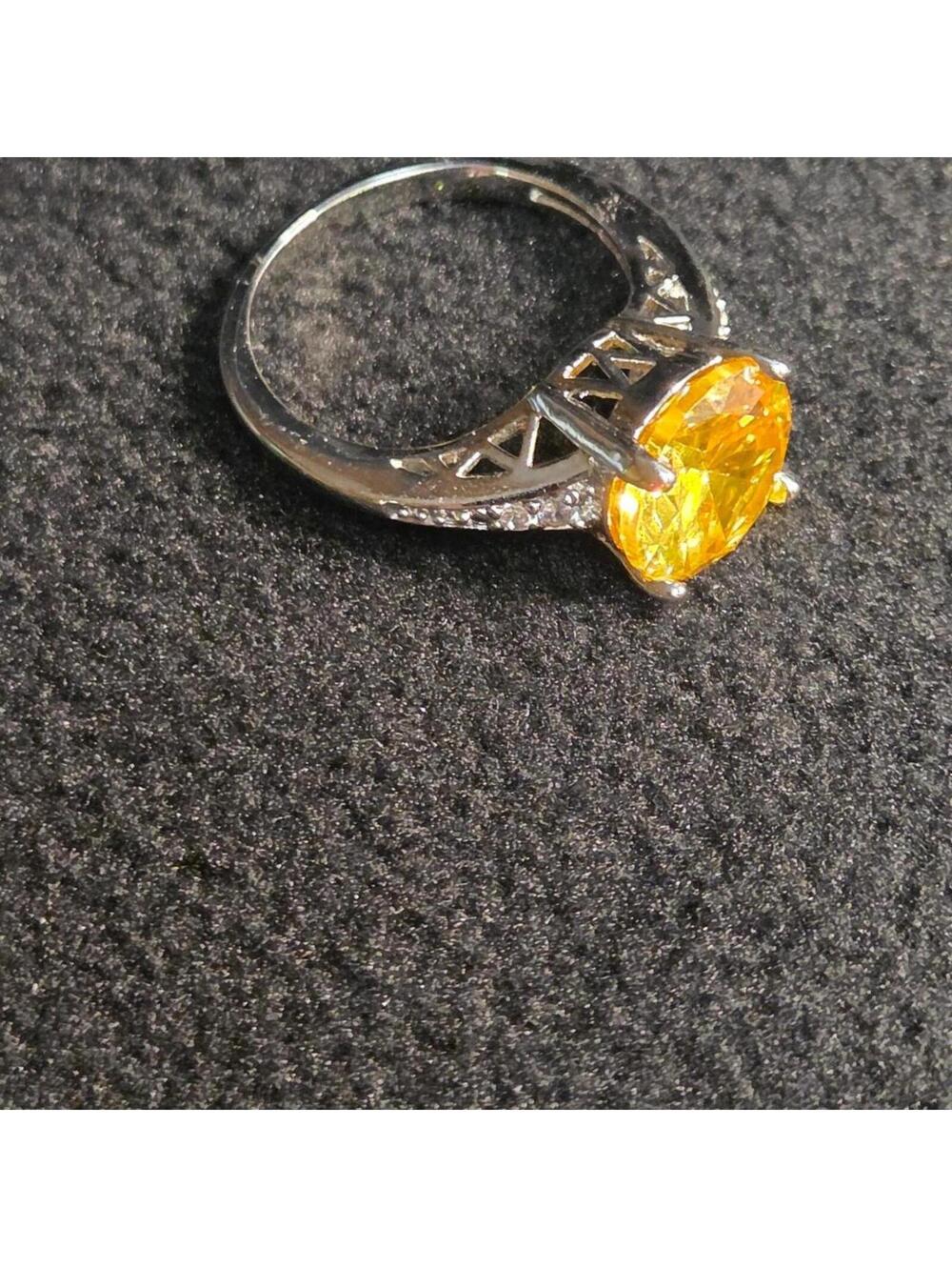 Sterling silver ring featuring a prominent, round-cut yellow gemstone, size 6 - Picture 4 of 5